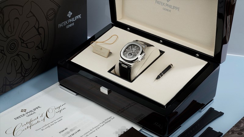 Kiểm tra hộp đựng của đồng hồ Patek Philippe